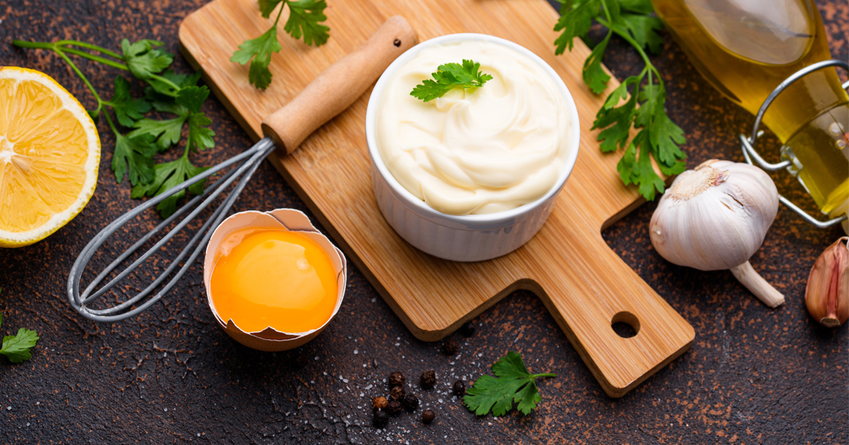 Az malzemeyle şipşak mayonez yapmak için kollarınızı sıvayın. Katkı maddesiz, lezzetli mayoneziniz soğuk mezelerin ve salatalarını lezzetine lezzet katacak.