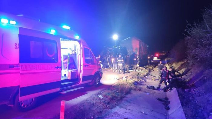 amasya da tiyatro oyuncularini tasiyan minusbus kaza yapti 14