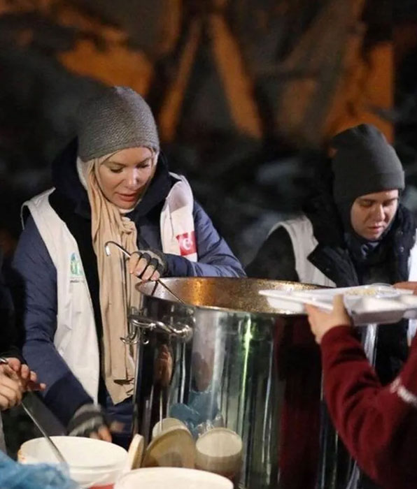 gamze ozcelik deprem bolgesinde konteyner kent kuruyor 2