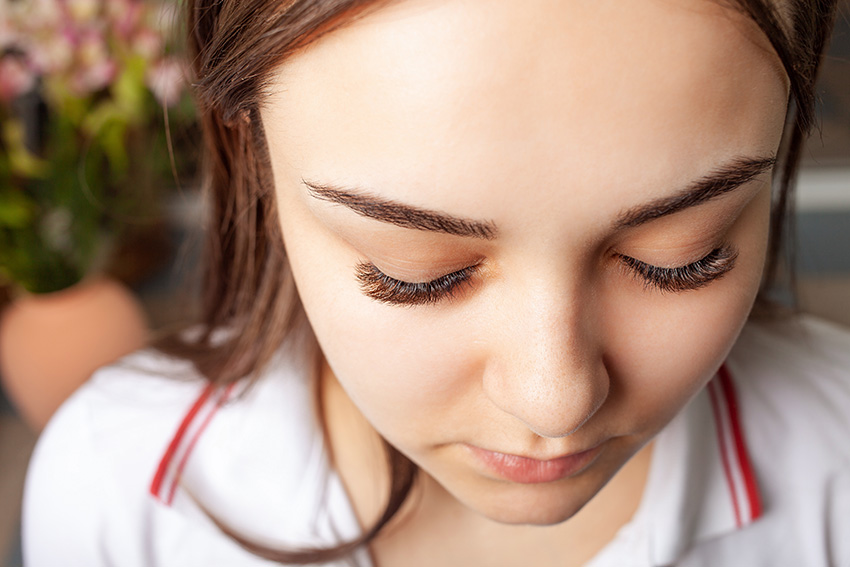 eyelash extensions in a beauty salon a young girl 2021 10 21 02 42 04 utc 1